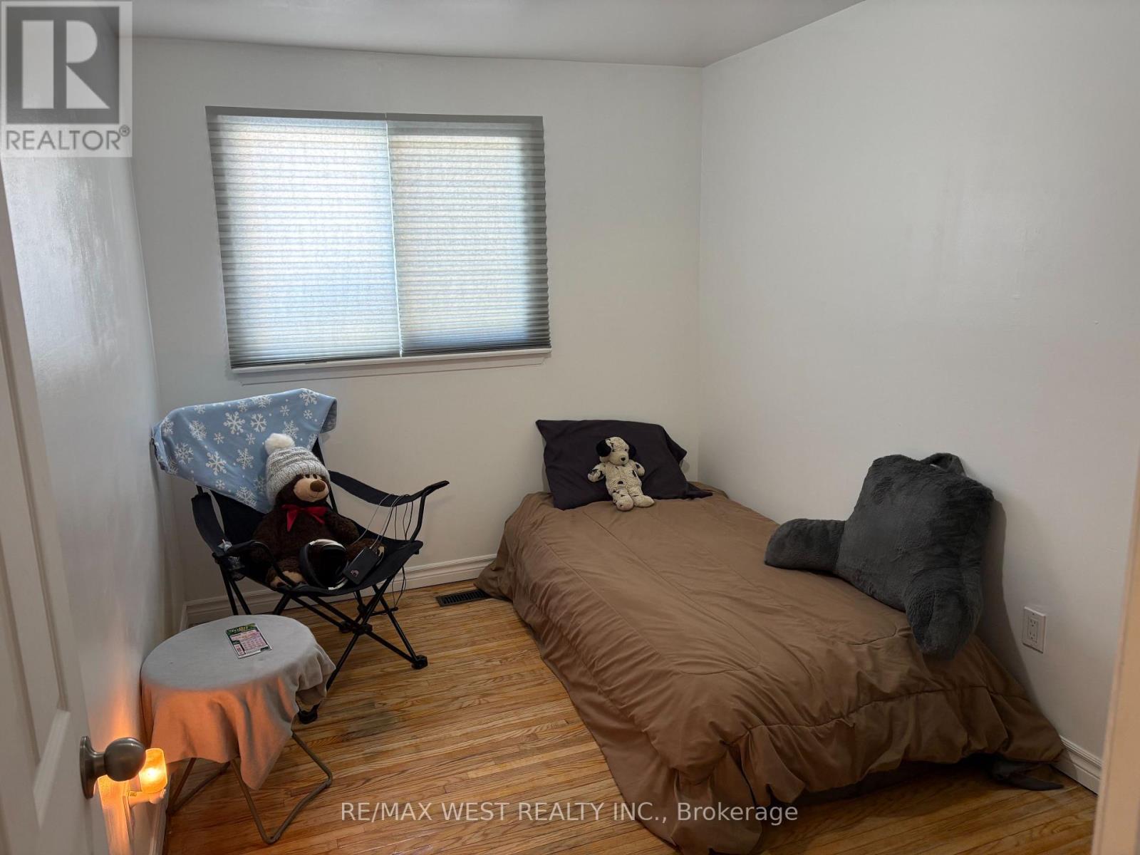 346 Fleetwood Crescent, Brampton, Ontario L6T 2E7 - Photo 8 - W12754412