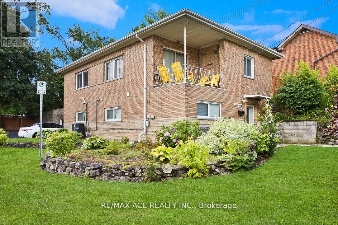 205 EMERSON STREET, Hamilton, Ontario