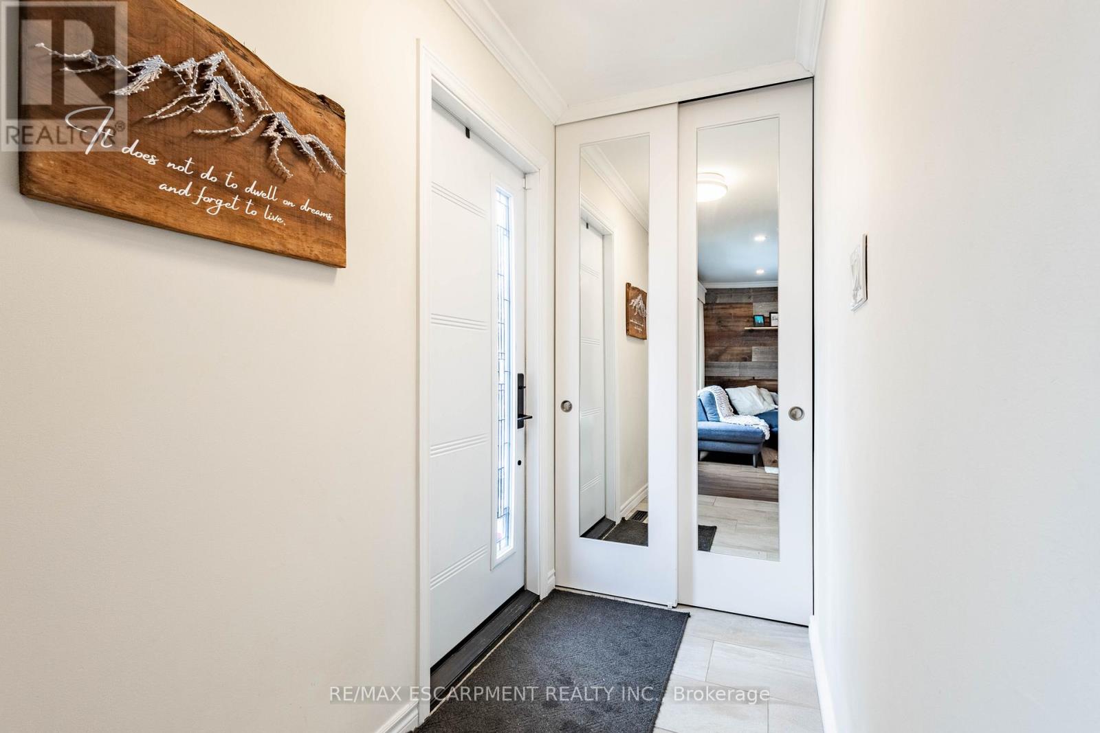 72 Athenia Drive, Hamilton, Ontario  L8J 1S8 - Photo 4 - X12754314