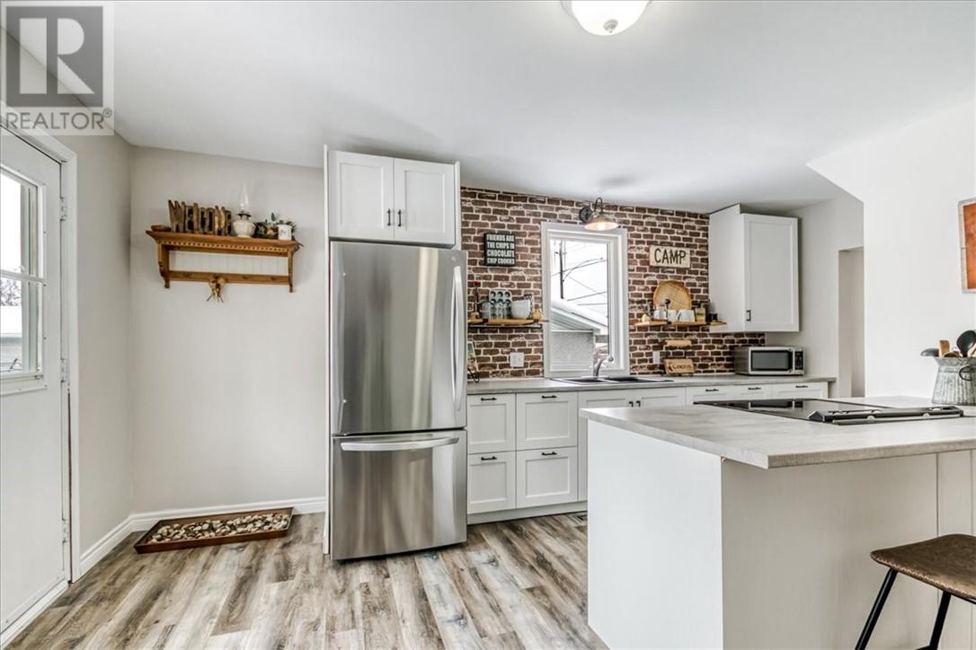 19 Gore Street, Gore Bay, Ontario  P0P 1H0 - Photo 4 - 2126275