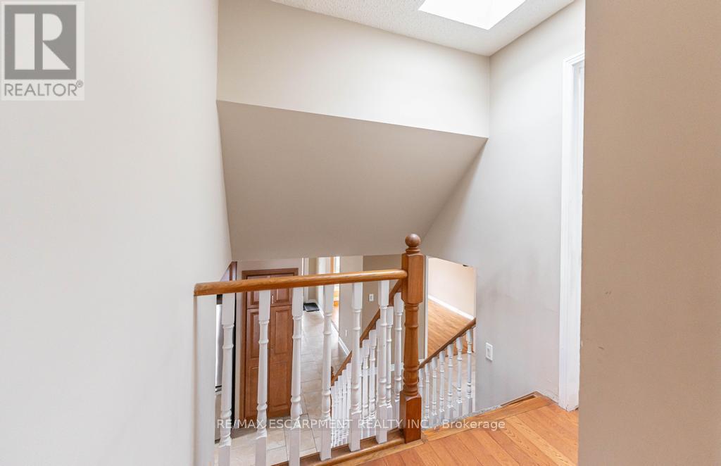 162 Solomon Crescent, Hamilton, Ontario  L8W 2G7 - Photo 13 - X12539406