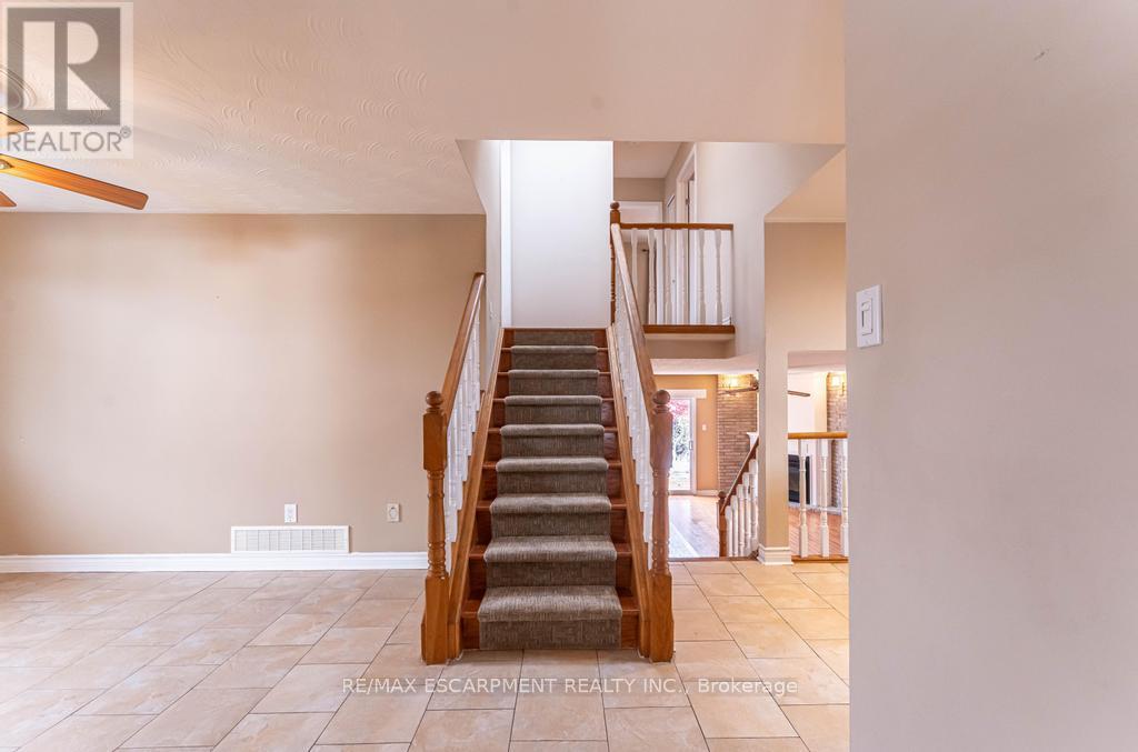 162 Solomon Crescent, Hamilton, Ontario  L8W 2G7 - Photo 9 - X12539406