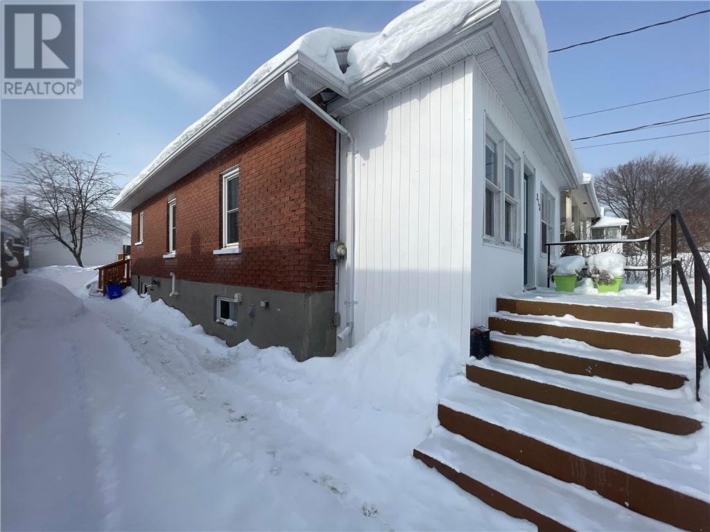 213 Eyre Street, Sudbury, Ontario  P3C 4B1 - Photo 3 - 2126307