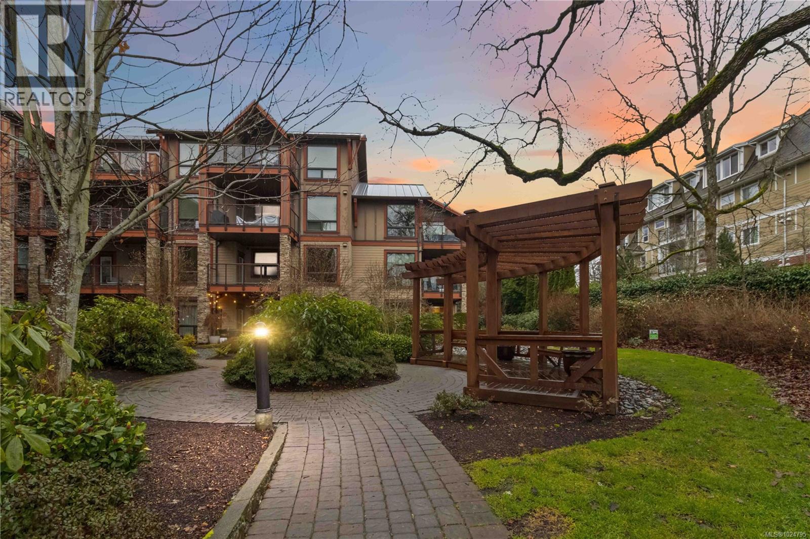 112 4529 West Saanich Rd, Saanich, British Columbia