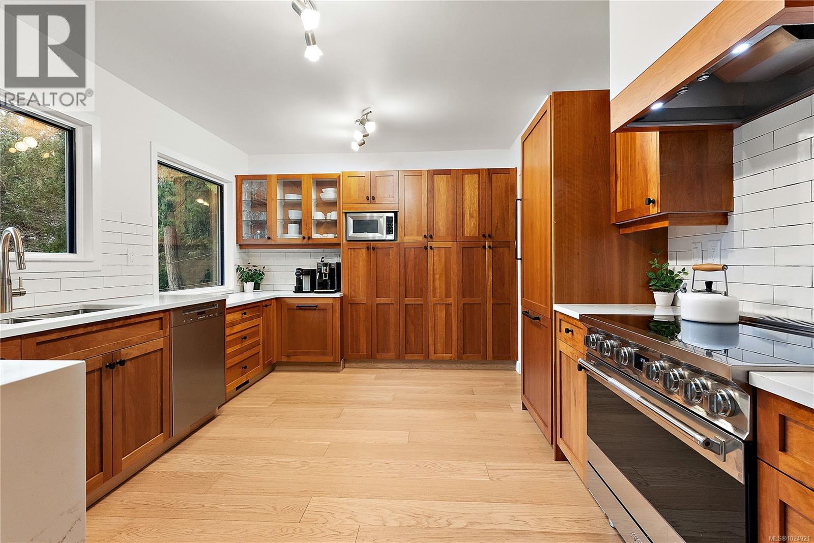 1166 Cloake Hill Rd, North Saanich, British Columbia  V8L 5K2 - Photo 2 - 1024921