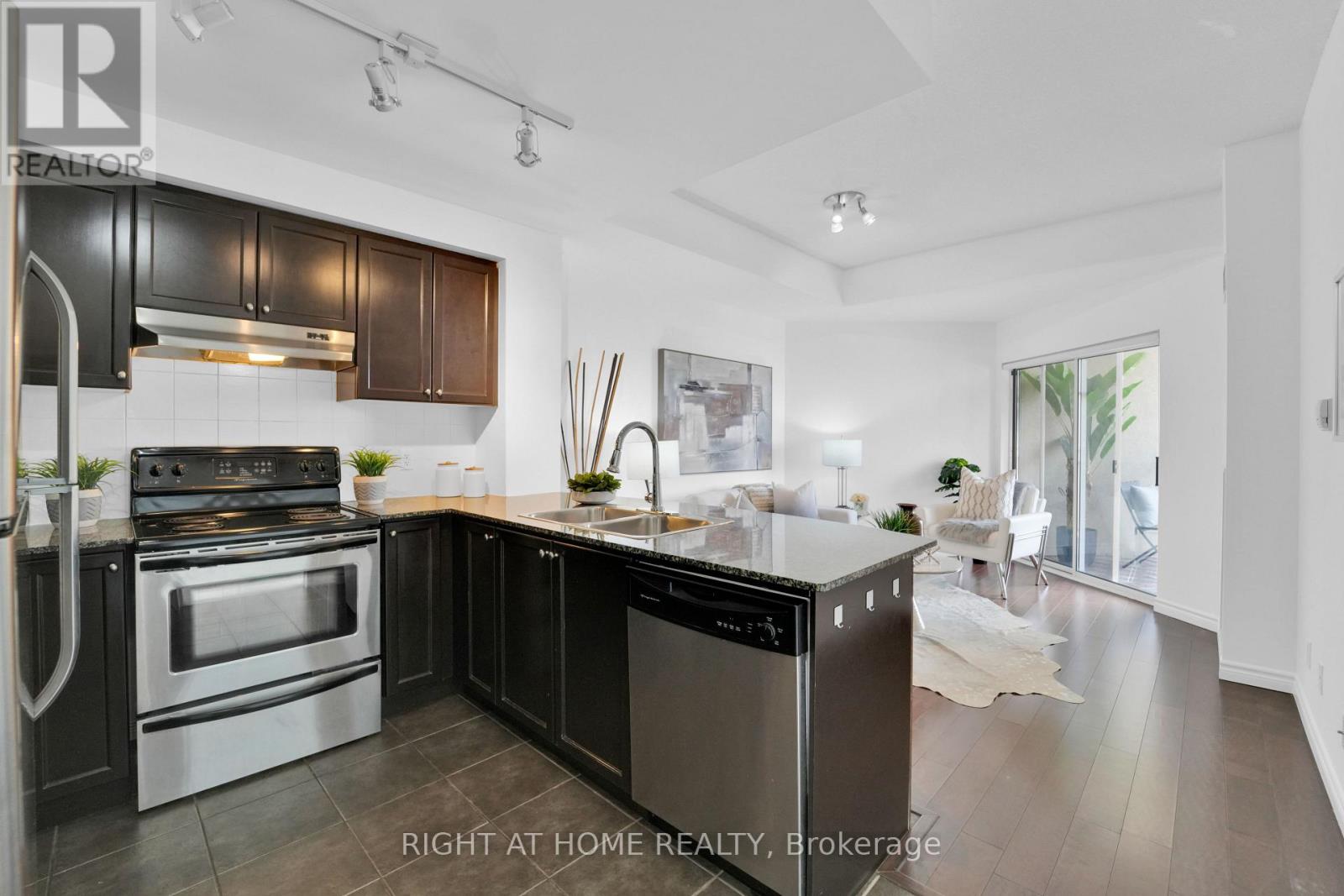 710 - 2 Maison Parc Court, Vaughan, Ontario  L4J 9K4 - Photo 4 - N12754510