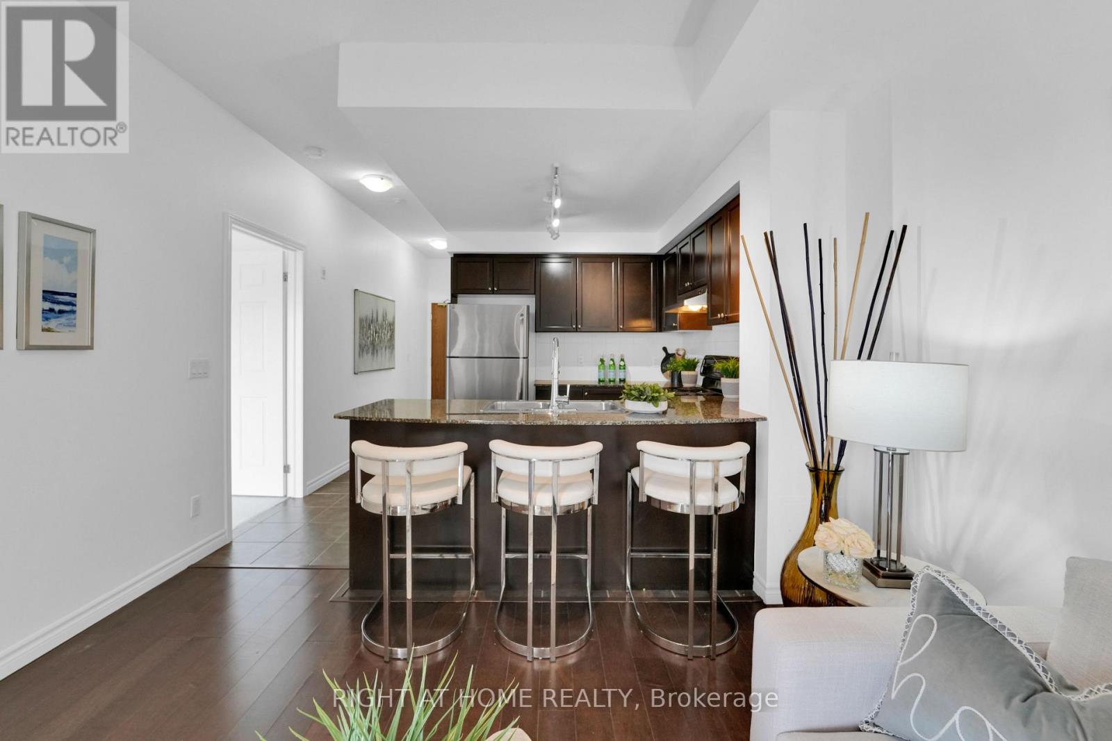 710 - 2 Maison Parc Court, Vaughan, Ontario  L4J 9K4 - Photo 5 - N12754510