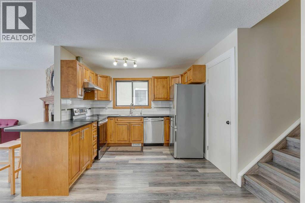 68 Woodglen Close Sw, Calgary, Alberta  T2W 4N1 - Photo 6 - A2274552