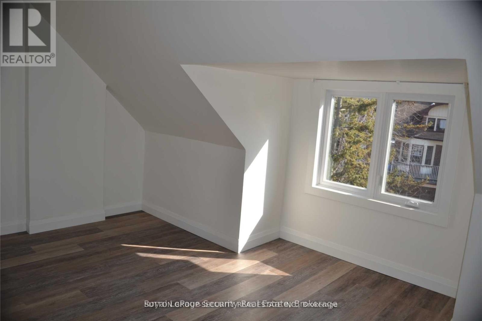 Upper - 6 Rusholme Park Crescent, Toronto, Ontario  M6J 2C9 - Photo 3 - C12754626