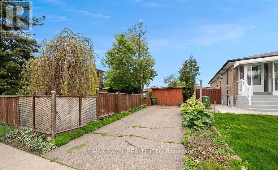 8 Midcroft Drive, Toronto, Ontario  M1S 1X1 - Photo 5 - E12754810