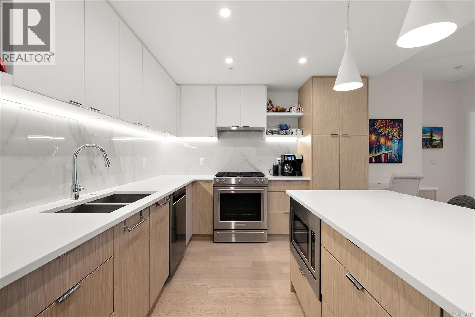 203 5118 Cordova Bay Rd, Saanich, British Columbia V8X 1R1 - Photo 3 - 1024878