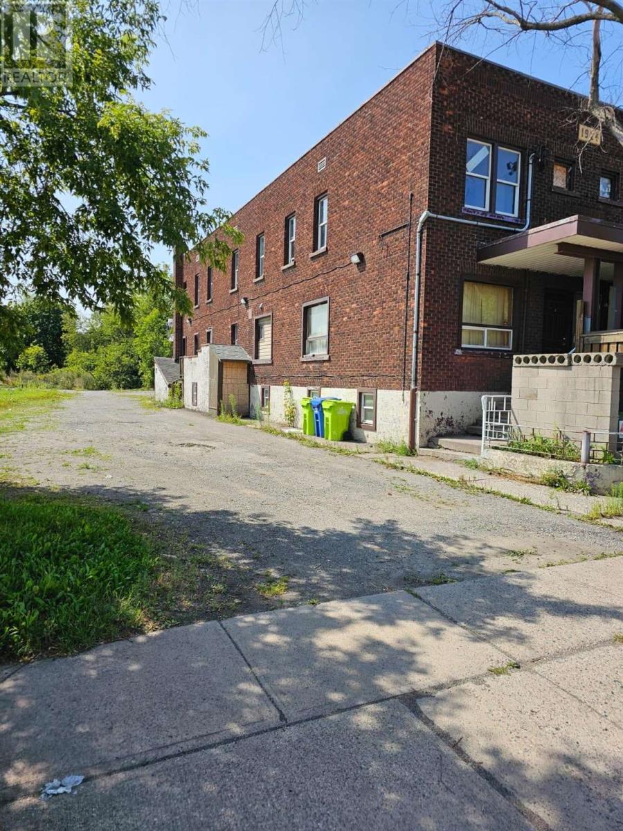 569 Queen St W, Sault Ste. Marie, Ontario  P6A 1A8 - Photo 2 - SM260223