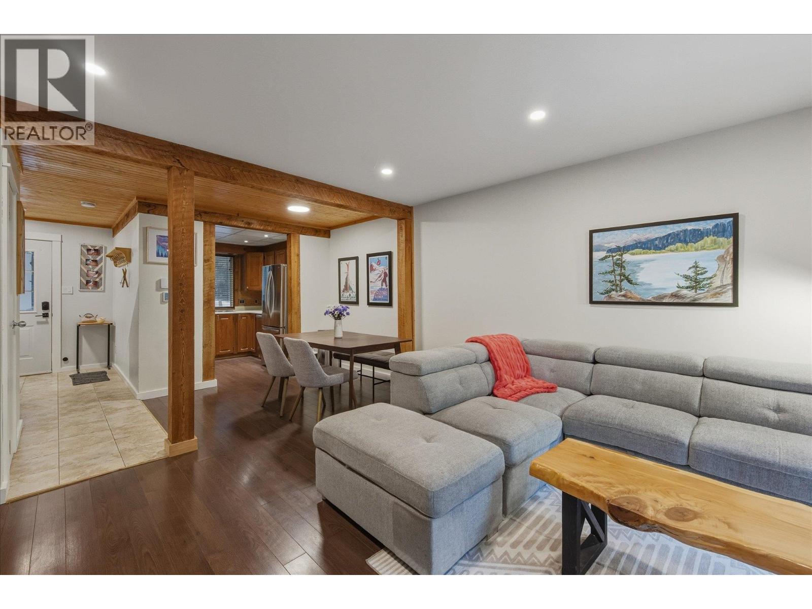 3 8022 Timber Lane, Whistler, British Columbia  V8E 0G1 - Photo 3 - R3086045