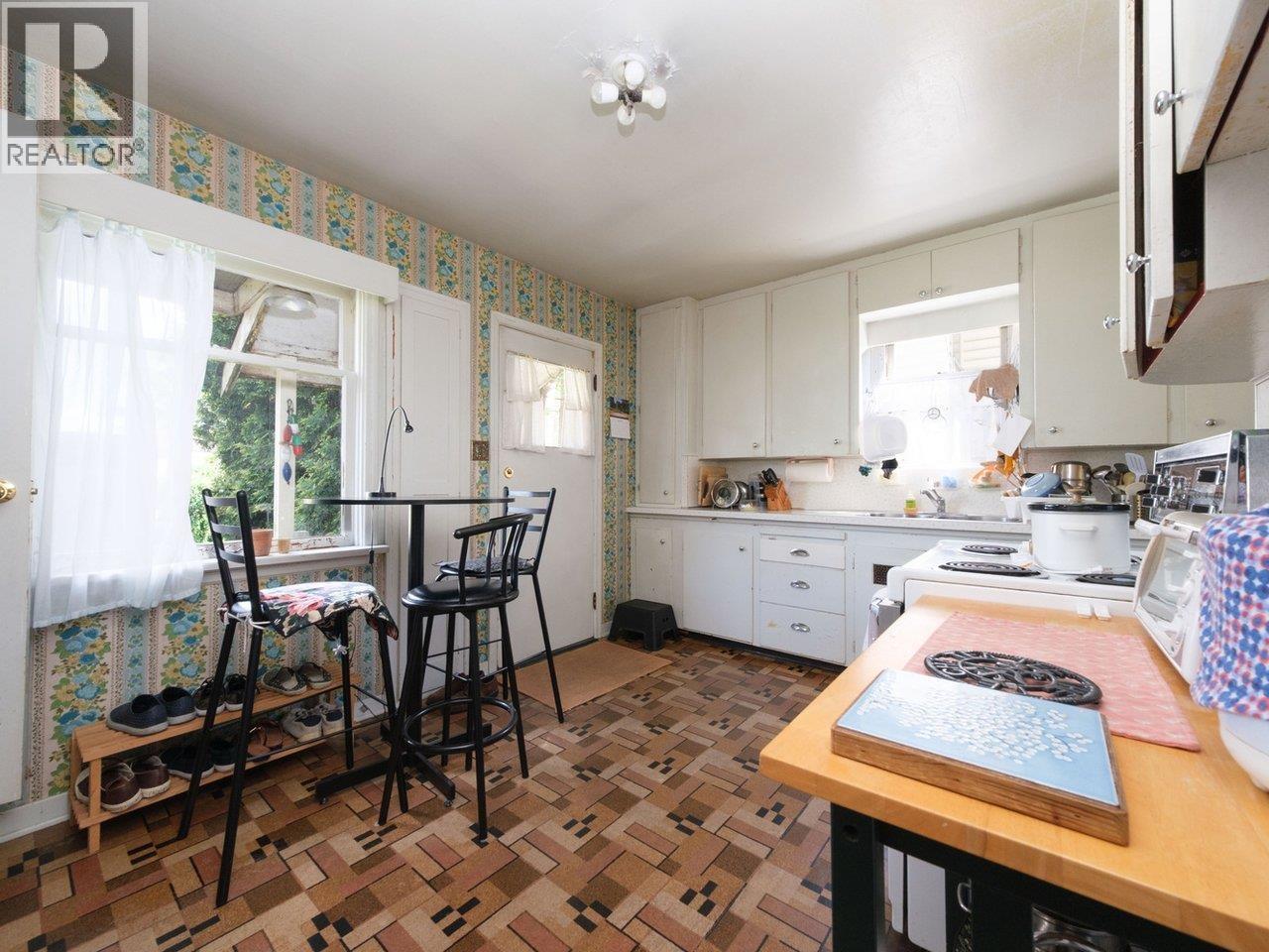 8510 Montcalm Street, Vancouver, British Columbia  V6P 4P7 - Photo 10 - R3086073