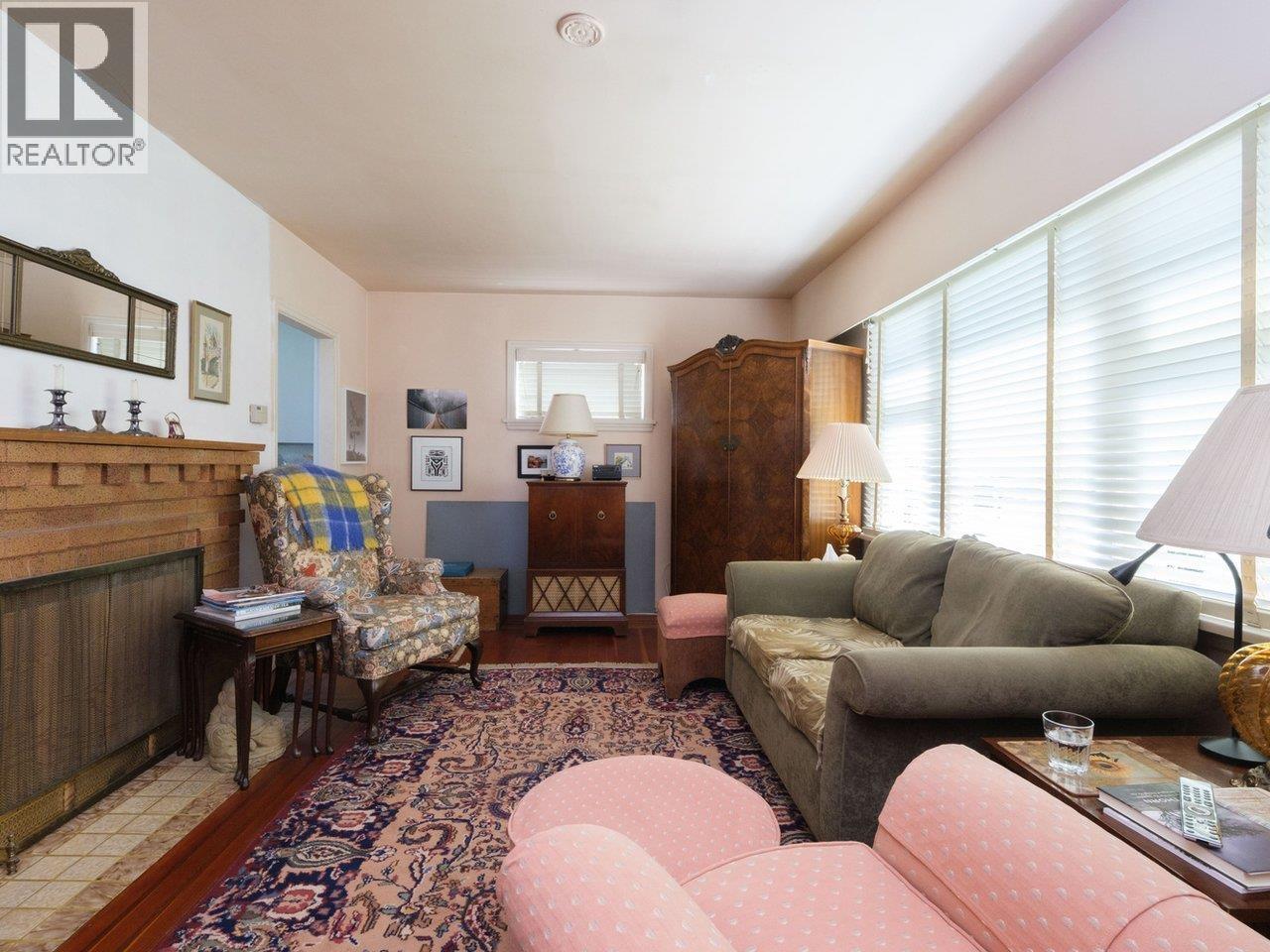 8510 Montcalm Street, Vancouver, British Columbia  V6P 4P7 - Photo 3 - R3086073