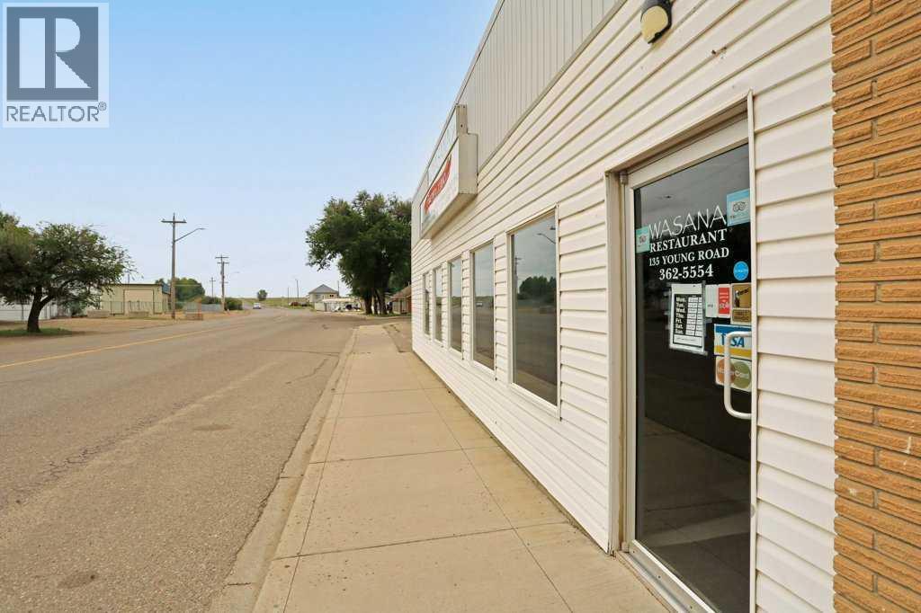 135 Young Road, Brooks, Alberta  T1R 0A3 - Photo 3 - A2247428