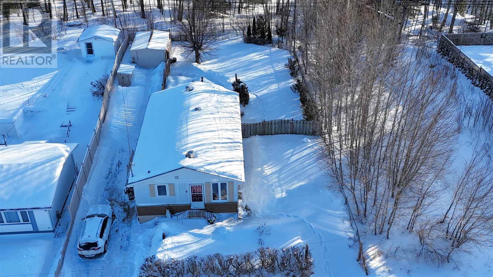 9 Axmith Ave, Elliot Lake, Ontario  P5A 1B5 - Photo 3 - SM260123