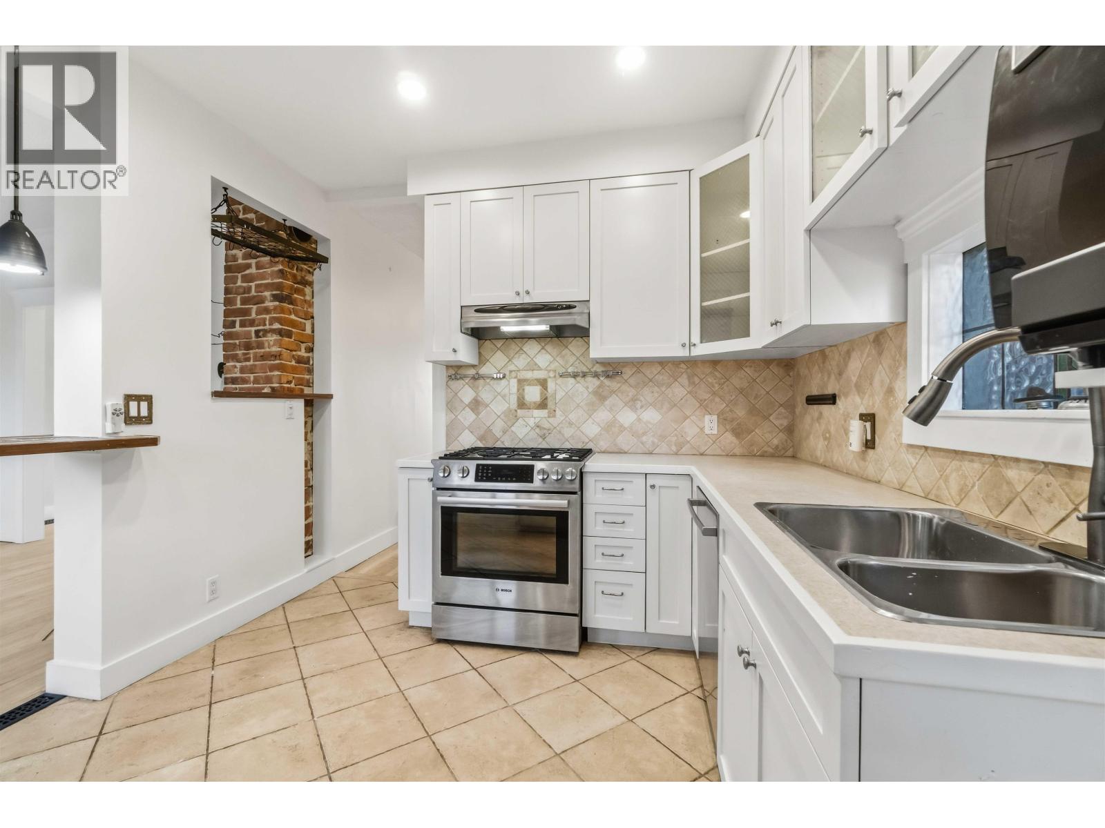 Listing Picture 10 of 34 : 621 E 23RD AVENUE, Vancouver / 溫哥華 - 魯藝地產 Yvonne Lu Group - MLS Medallion Club Member