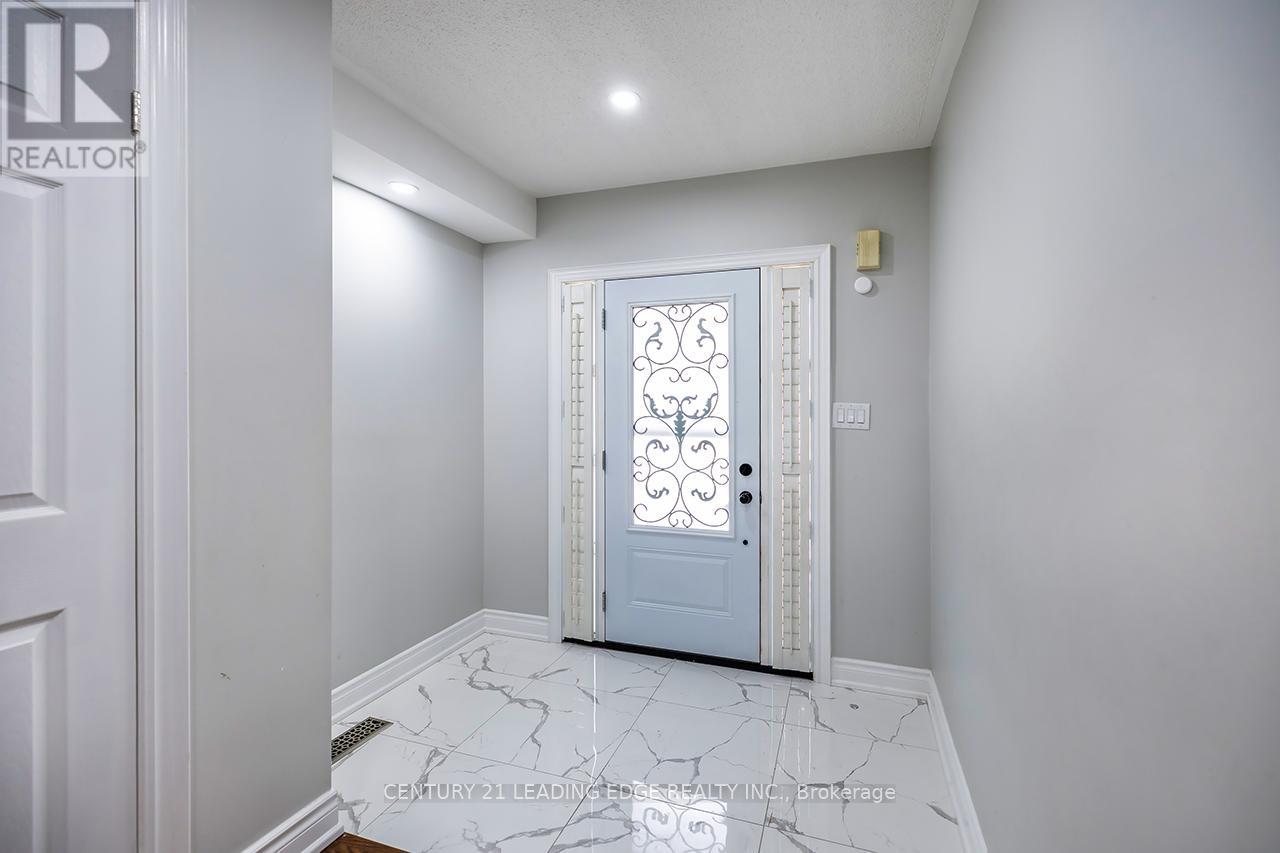 121 Trail Ridge Lane, Markham, Ontario  L6C 2C6 - Photo 3 - N12755142