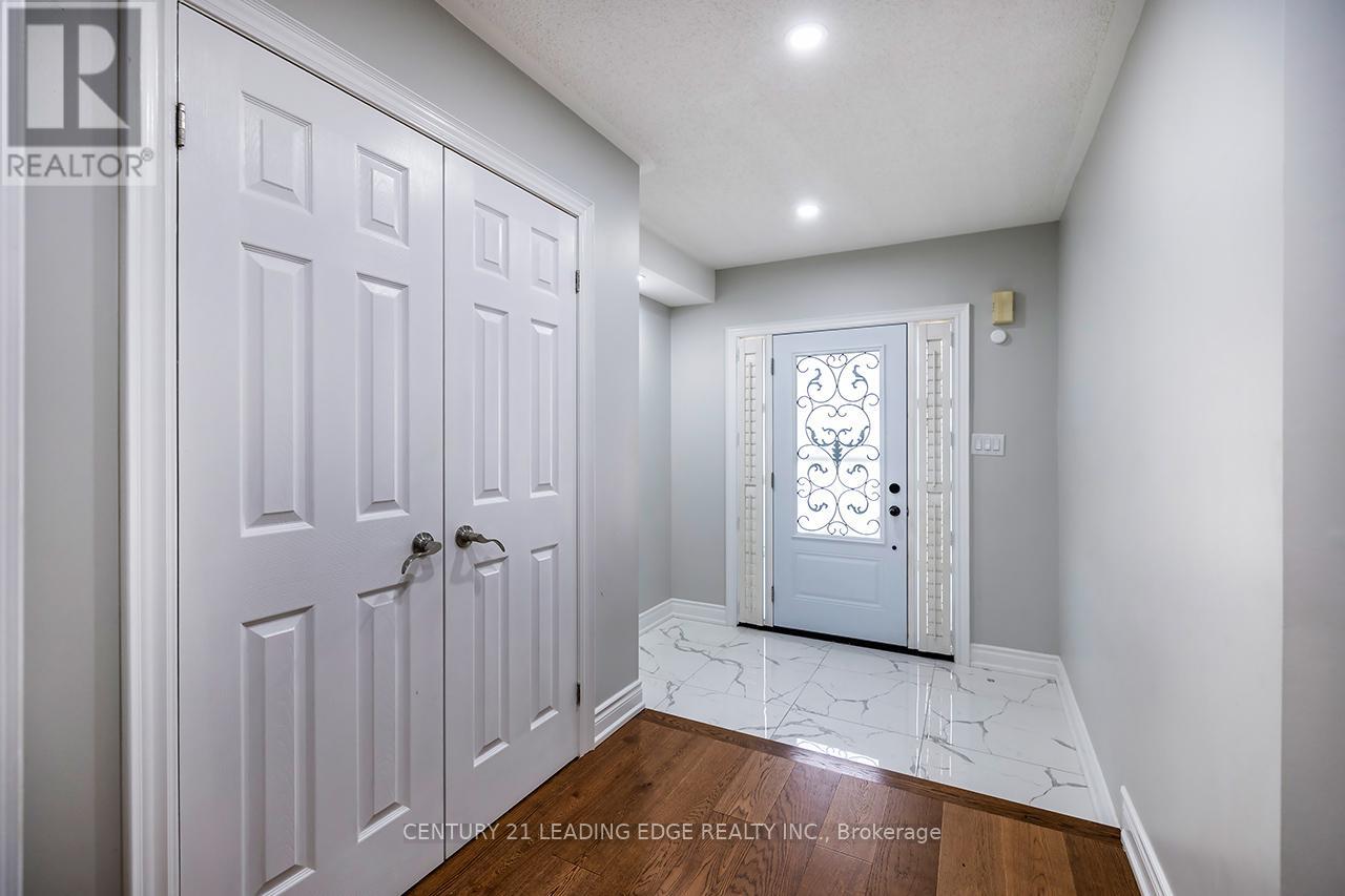 121 Trail Ridge Lane, Markham, Ontario  L6C 2C6 - Photo 4 - N12755142