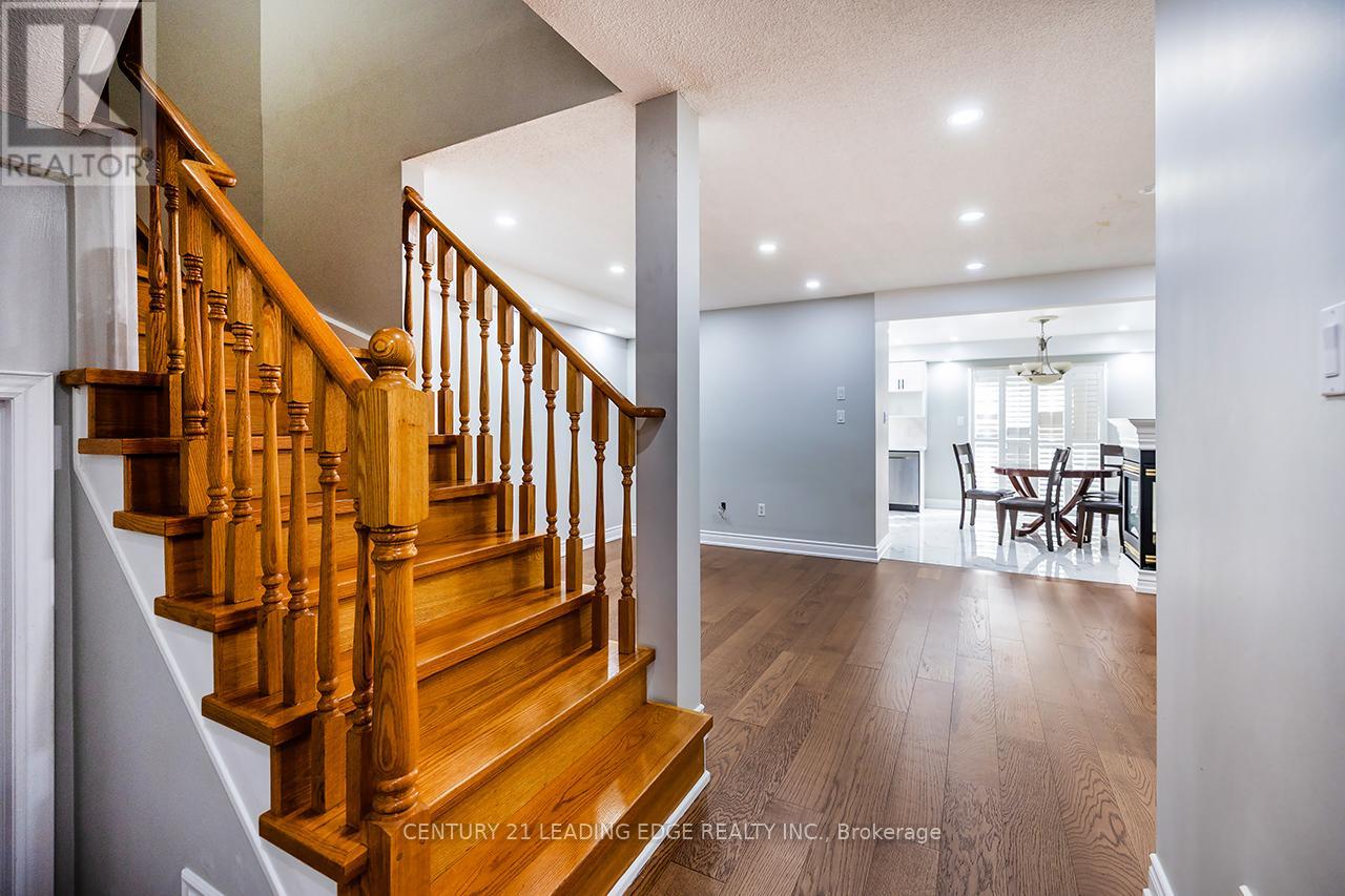 121 Trail Ridge Lane, Markham, Ontario  L6C 2C6 - Photo 5 - N12755142