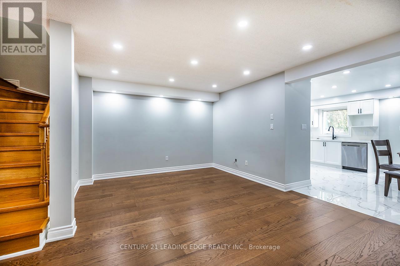 121 Trail Ridge Lane, Markham, Ontario  L6C 2C6 - Photo 7 - N12755142