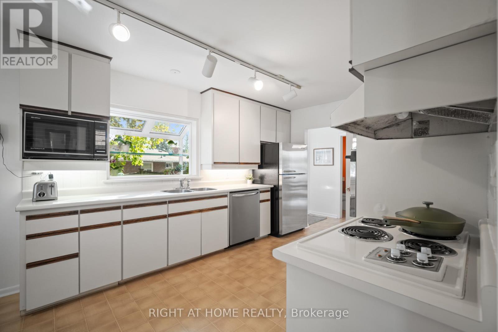 20 West Deane Valley Road, Toronto, Ontario  M9B 3K5 - Photo 11 - W12755032