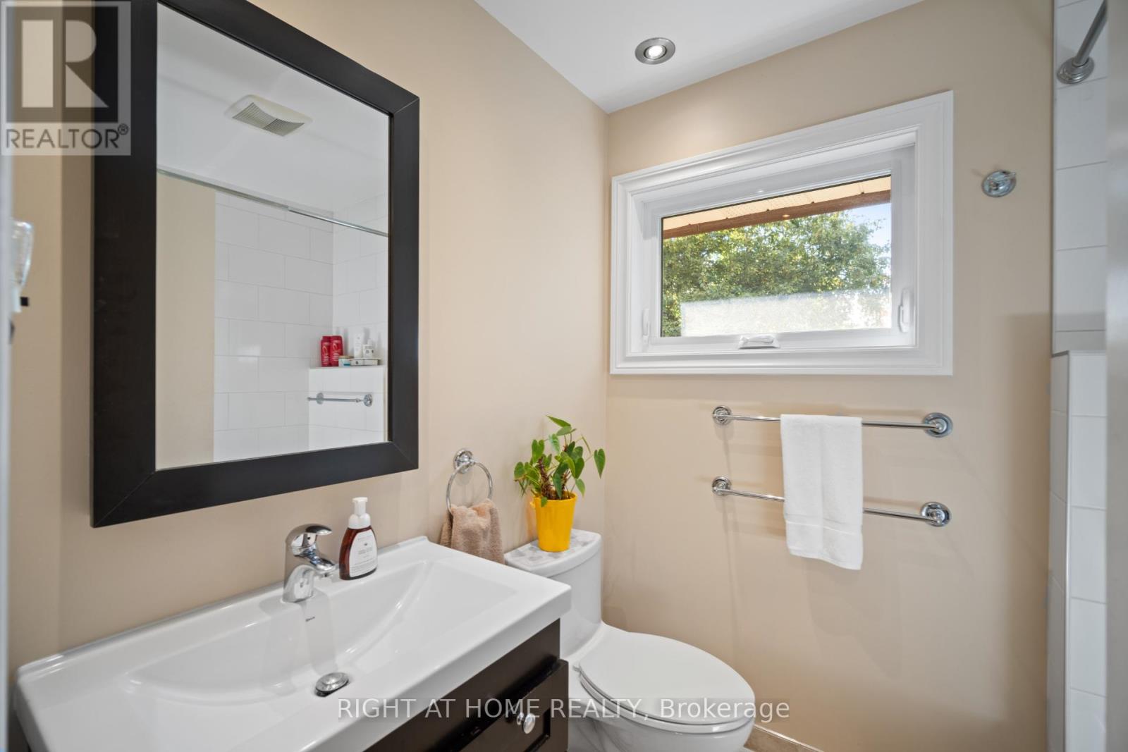 20 West Deane Valley Road, Toronto, Ontario  M9B 3K5 - Photo 16 - W12755032