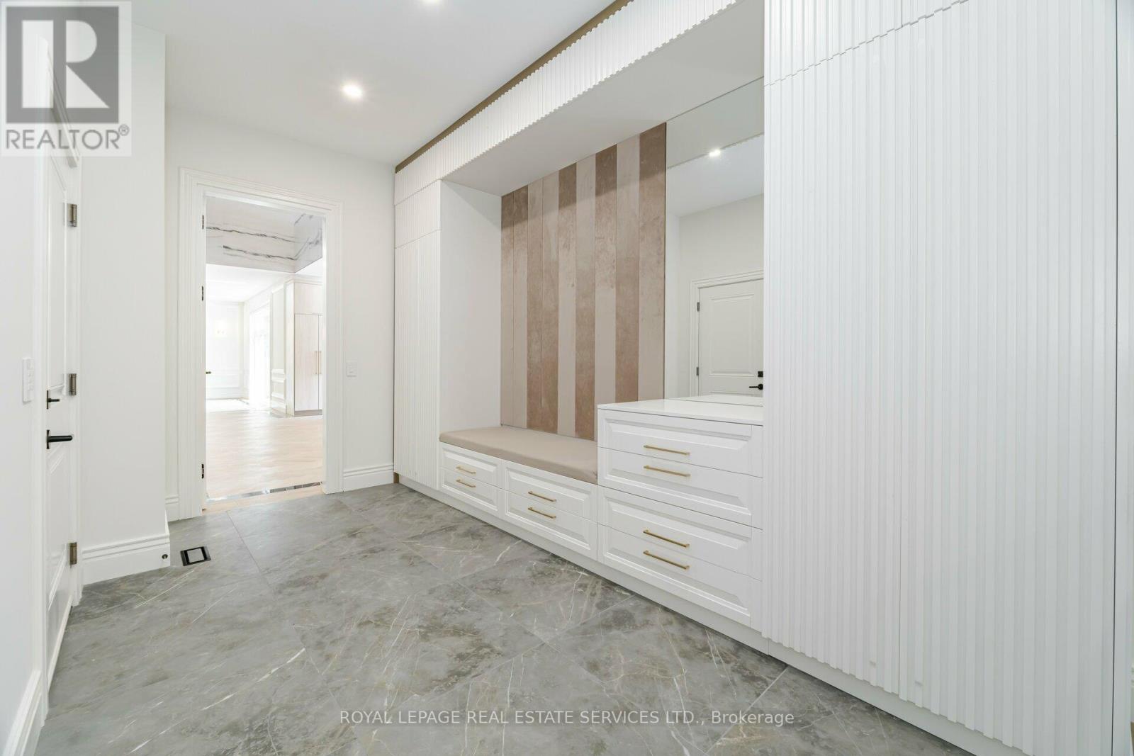 2014 Lakeshore Road W, Oakville, Ontario  L6L 1G7 - Photo 16 - W12755092