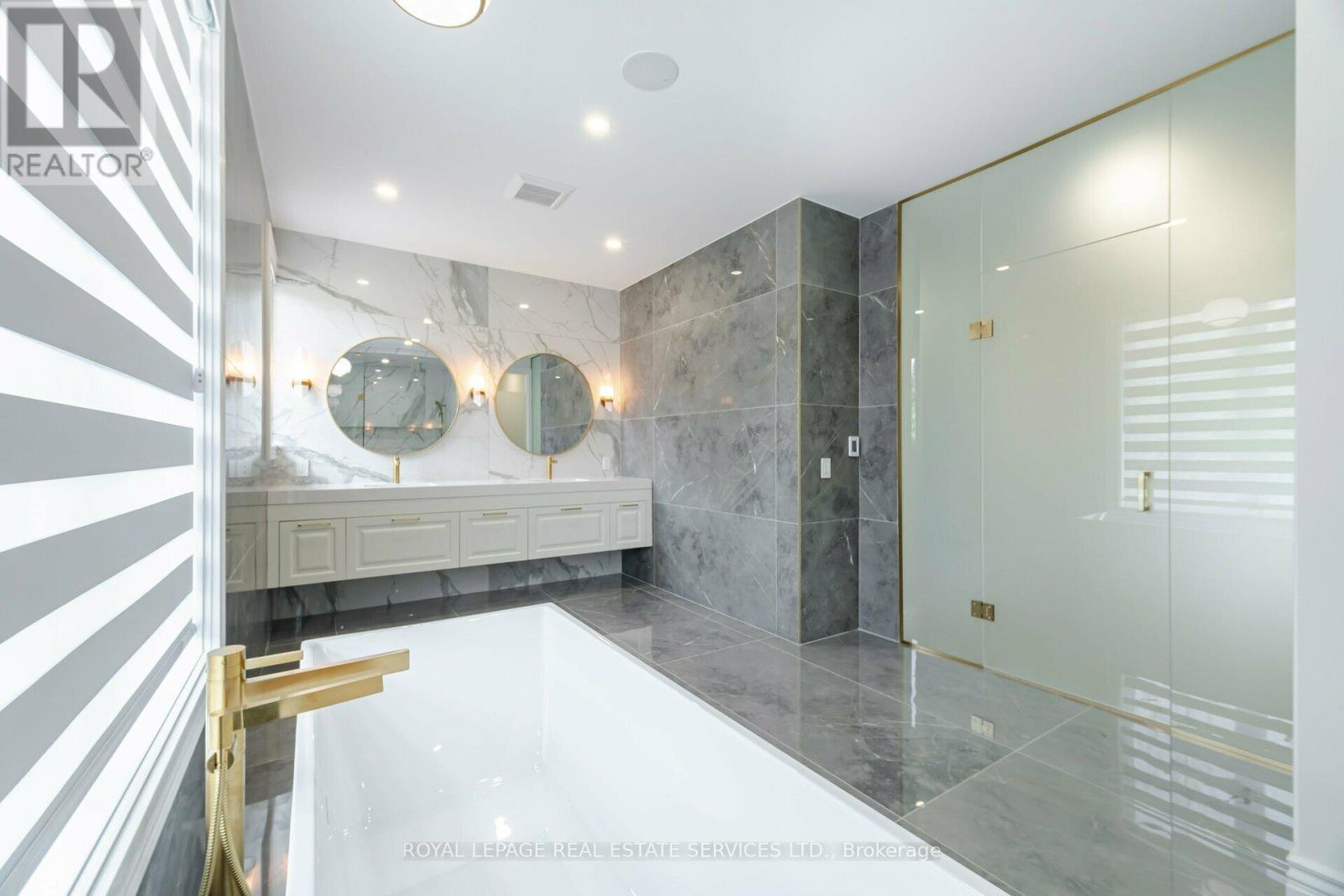 2014 Lakeshore Road W, Oakville, Ontario  L6L 1G7 - Photo 24 - W12755092