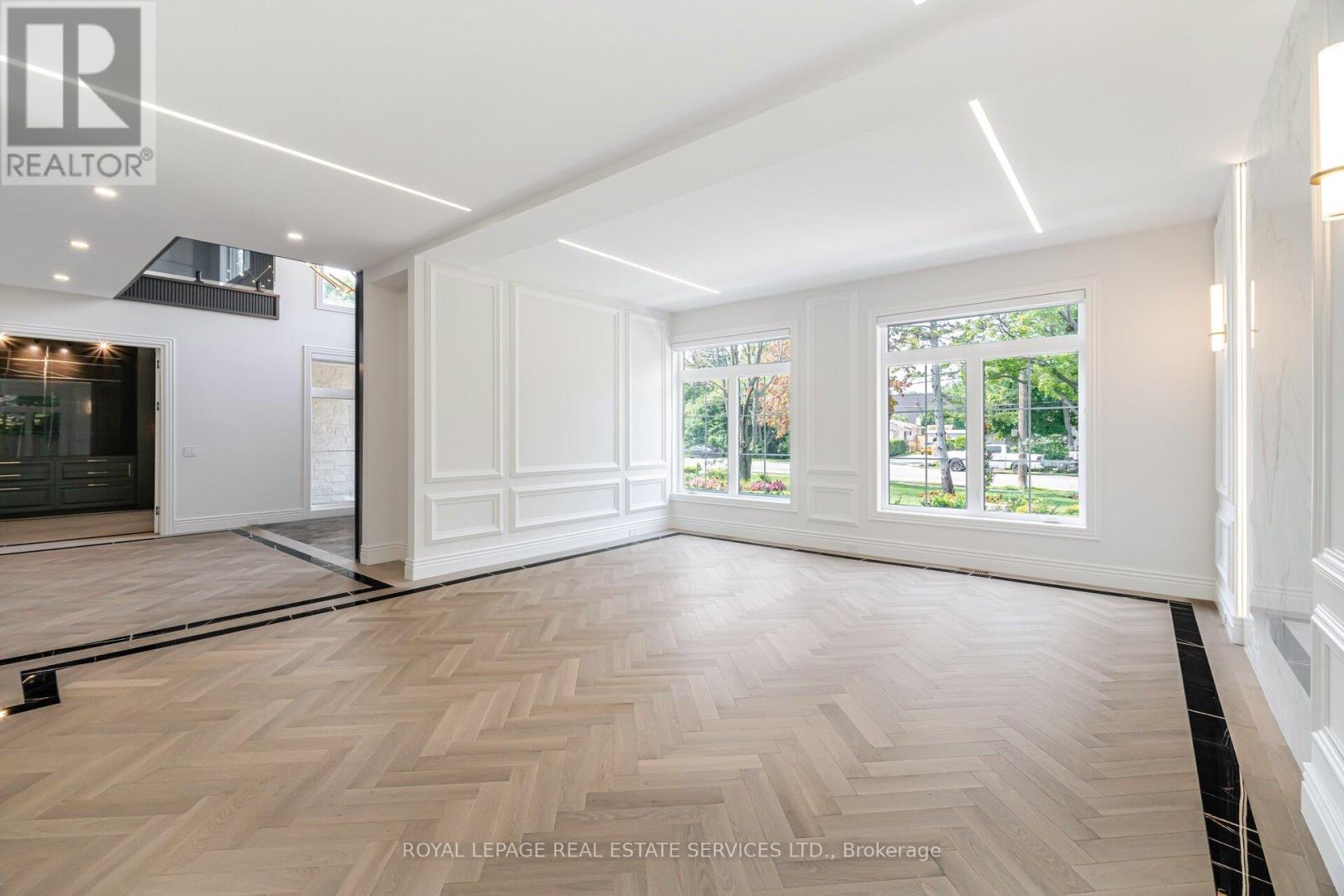 2014 Lakeshore Road W, Oakville, Ontario  L6L 1G7 - Photo 4 - W12755092