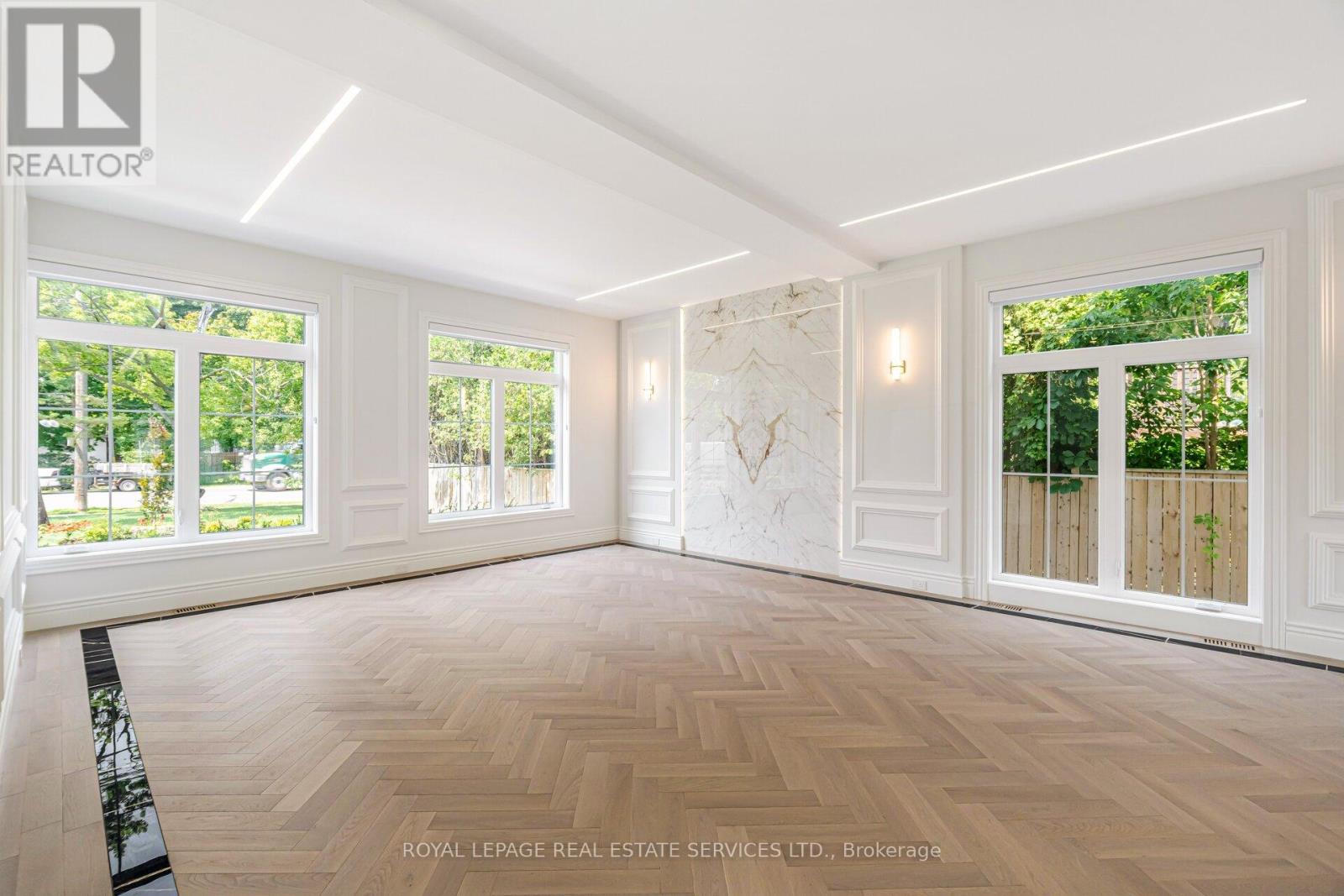 2014 Lakeshore Road W, Oakville, Ontario  L6L 1G7 - Photo 5 - W12755092