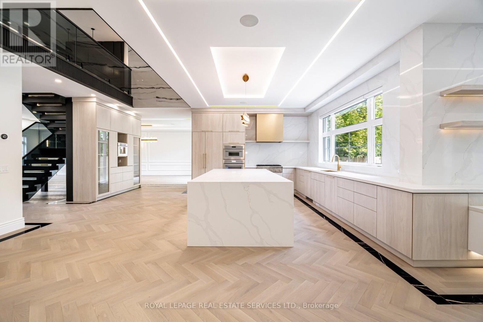 2014 Lakeshore Road W, Oakville, Ontario  L6L 1G7 - Photo 8 - W12755092