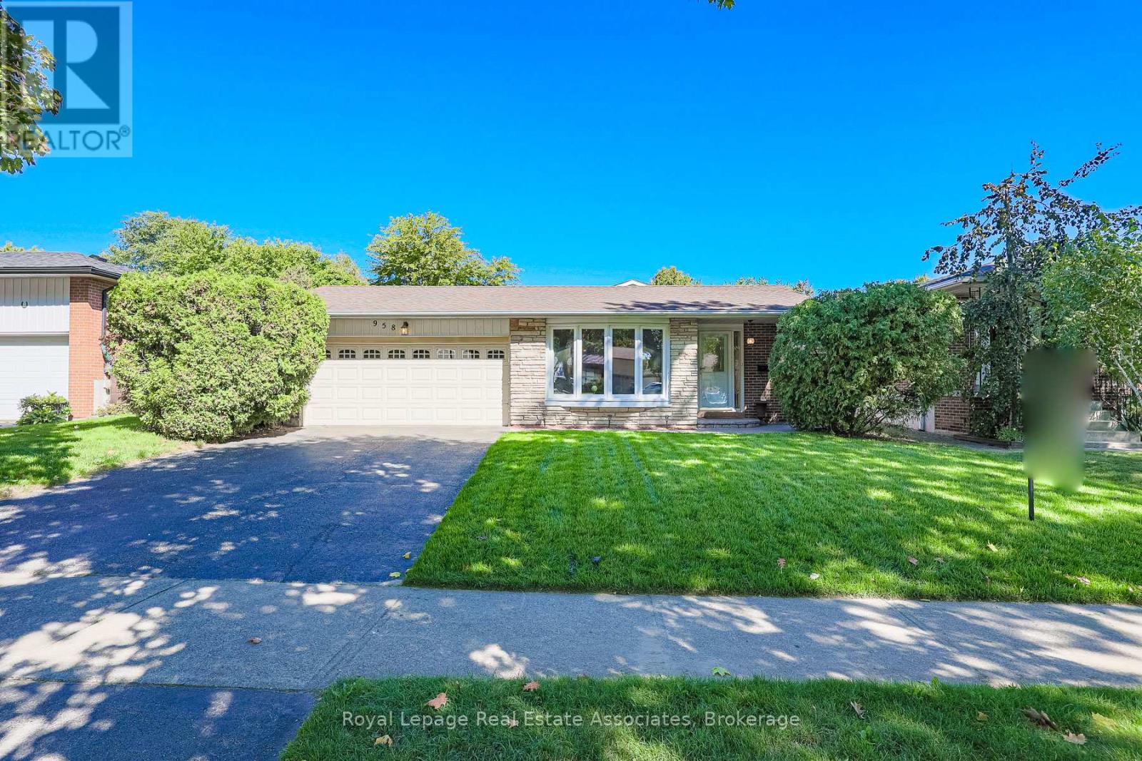 958 Fletcher Valley Crescent, Mississauga, Ontario  L5J 2X7 - Photo 3 - W12755152