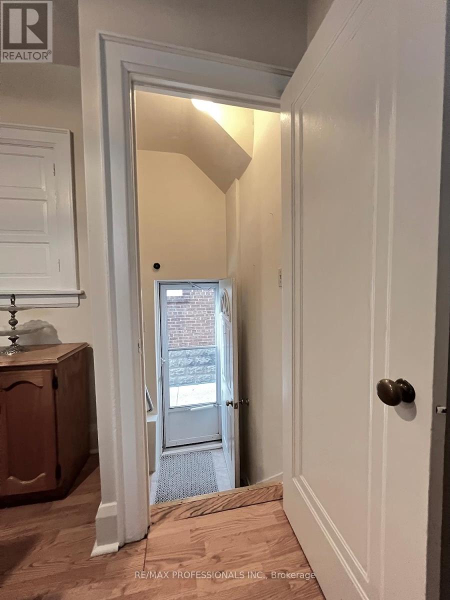 33 Chandos Avenue, Toronto, Ontario  M6H 2E6 - Photo 22 - W12755156