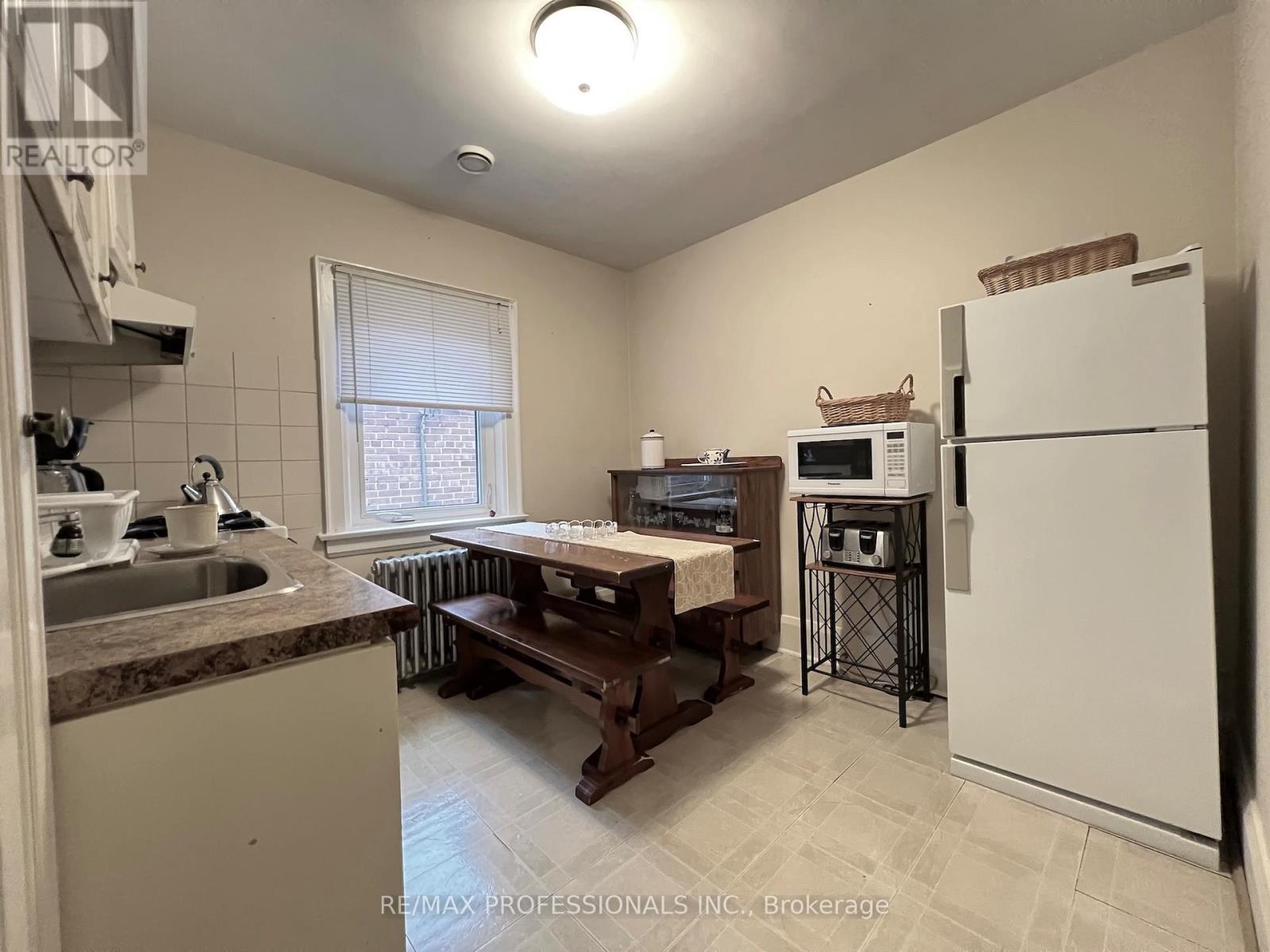 33 Chandos Avenue, Toronto, Ontario  M6H 2E6 - Photo 45 - W12755156