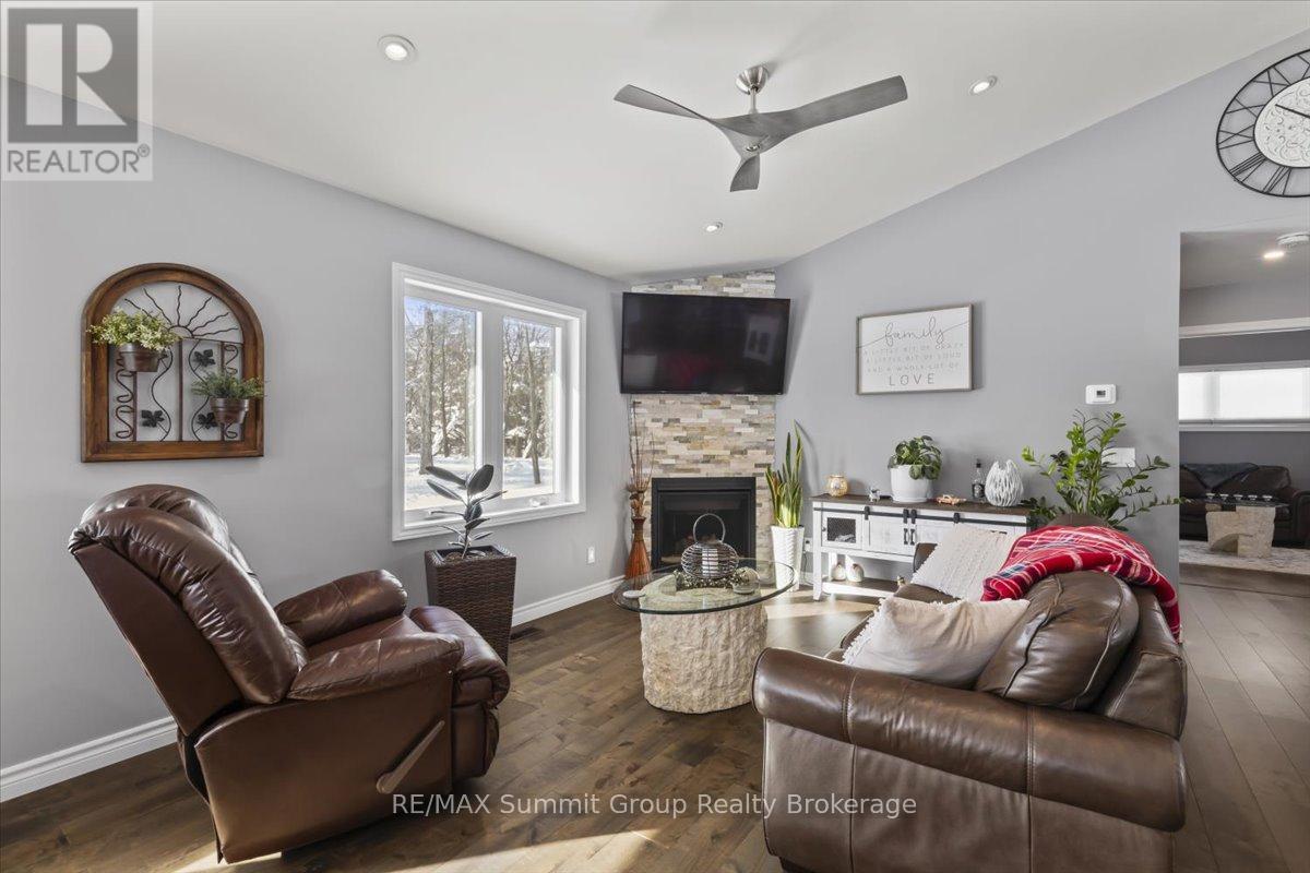 135 Confederation Drive, Chatsworth, Ontario  N0H 1R0 - Photo 5 - X12755256