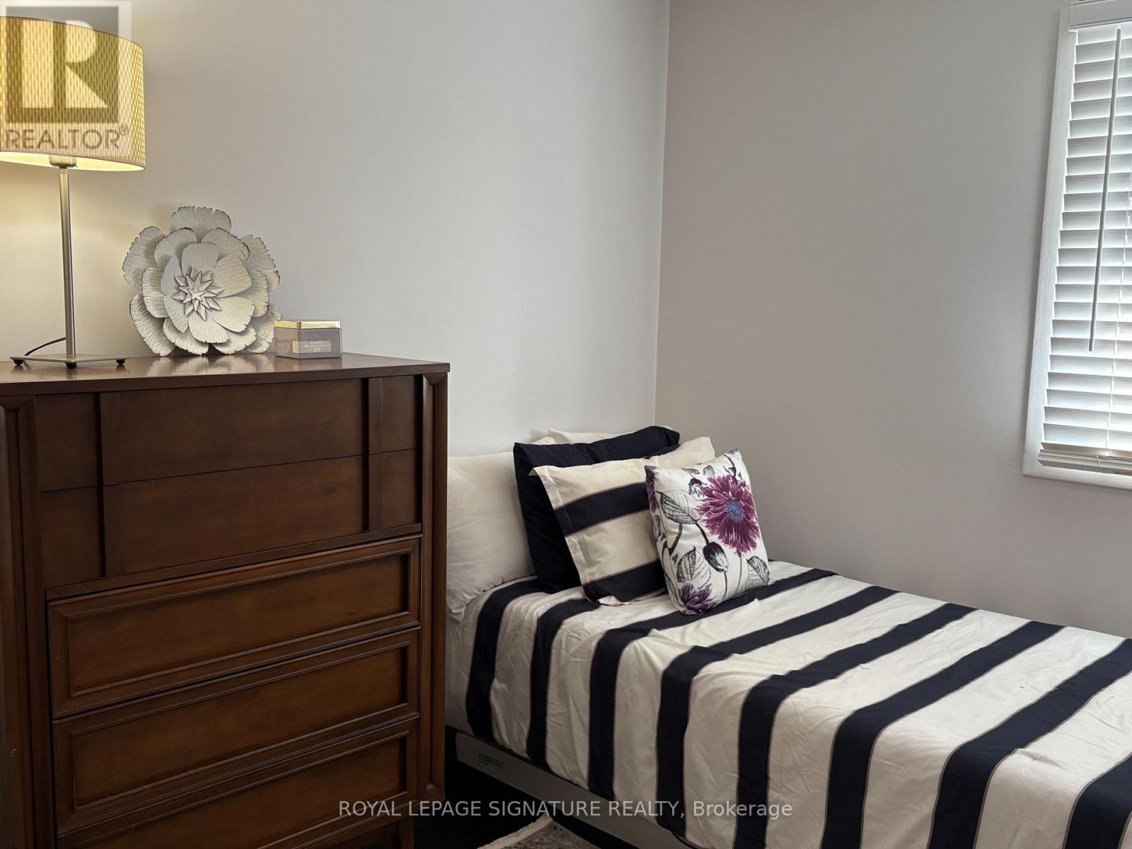 19 Grand River Court, Brampton, Ontario  L6S 2J8 - Photo 5 - W12752404