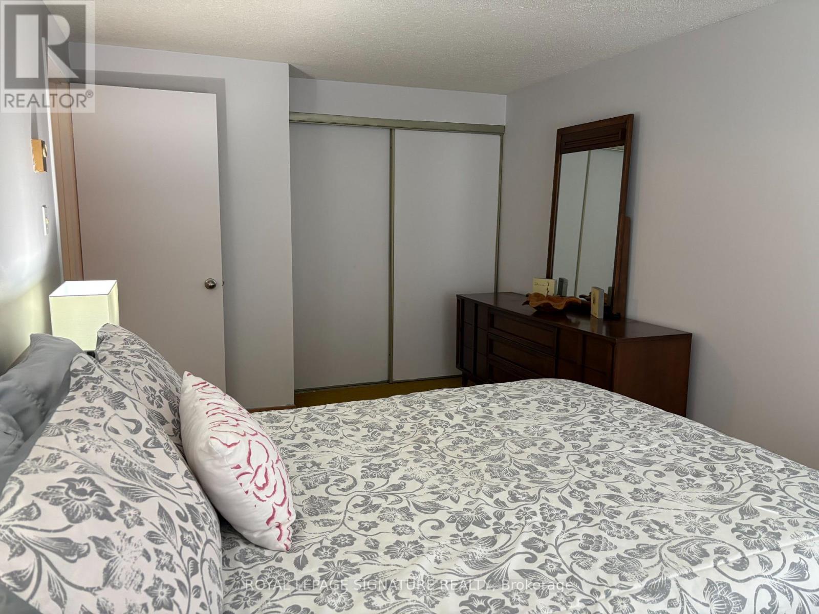 19 Grand River Court, Brampton, Ontario  L6S 2J8 - Photo 4 - W12752404