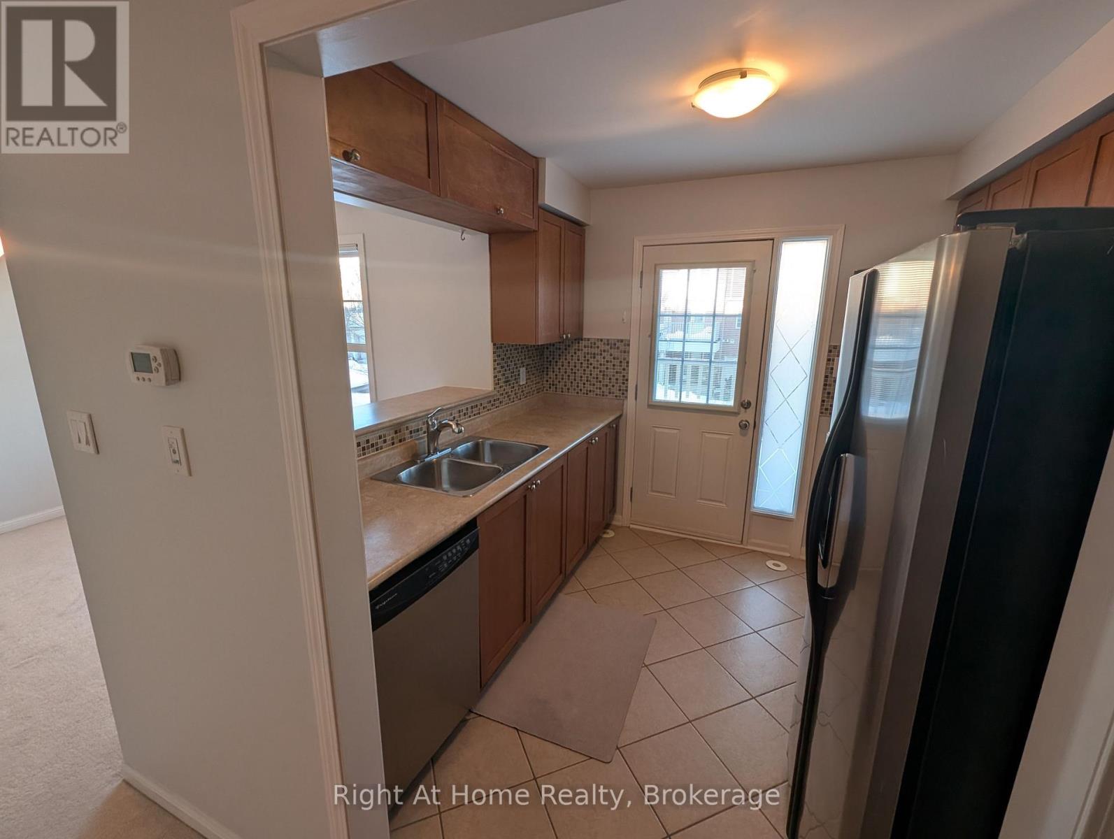 650 Frank Place, Milton, Ontario  L9T 0P8 - Photo 5 - W12754344