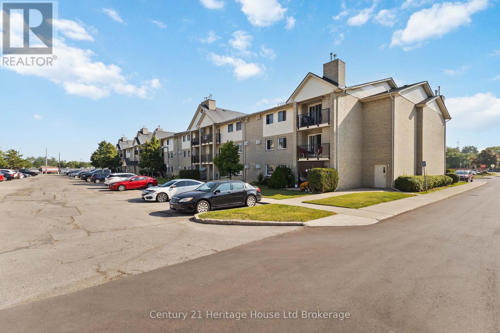 Photo 2 of 31 for 217 - 737 Deveron Crescent