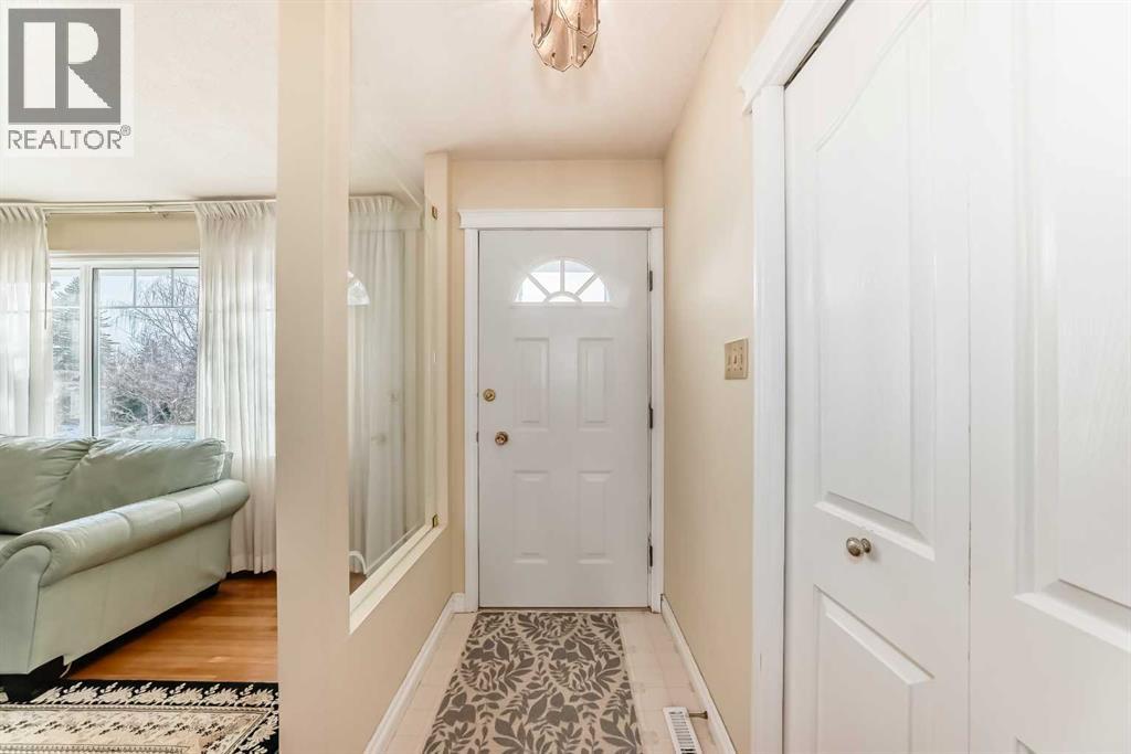 5232 44 Avenue Nw, Calgary, Alberta  T3A 0L8 - Photo 3 - A2275114