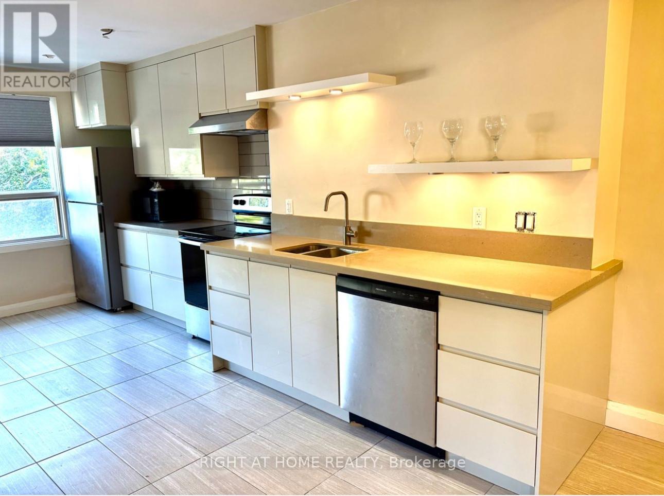 B - 1207 Hurontario Street, Mississauga, Ontario  L5G 3H2 - Photo 3 - W12755230