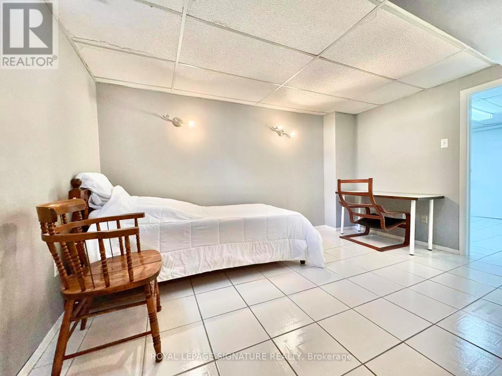 7 Farnham Drive, Brampton, Ontario  L6X 4H7 - Photo 12 - W12755268