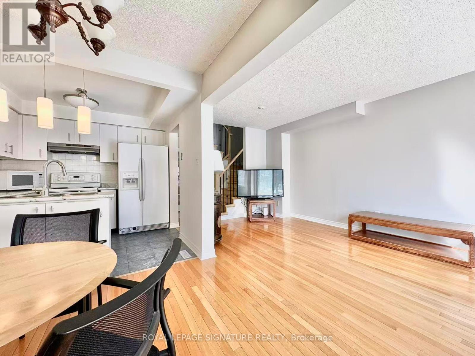 7 Farnham Drive, Brampton, Ontario  L6X 4H7 - Photo 3 - W12755268