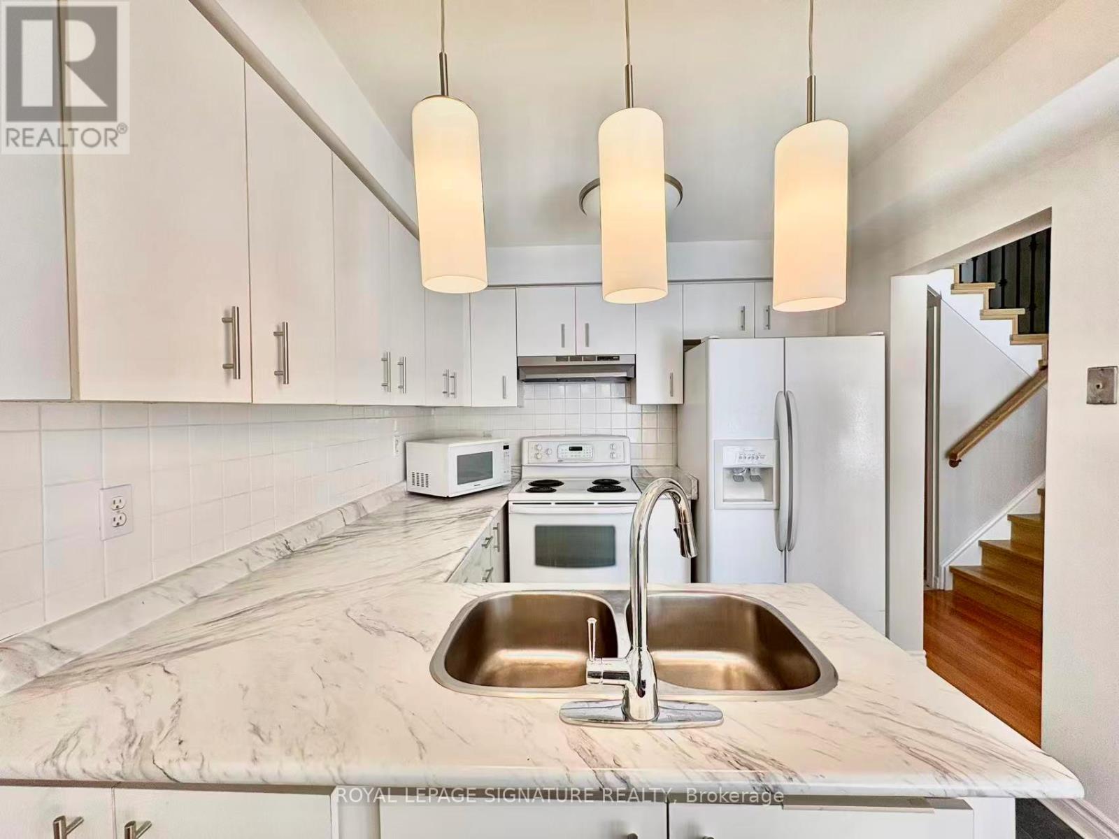 7 Farnham Drive, Brampton, Ontario  L6X 4H7 - Photo 5 - W12755268