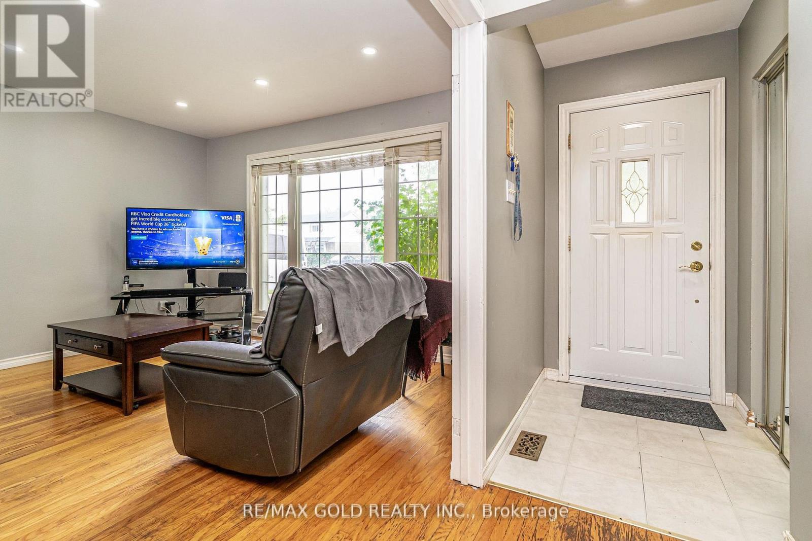 41 Aberdeen Crescent, Brampton, Ontario  L6T 2P8 - Photo 5 - W12478365