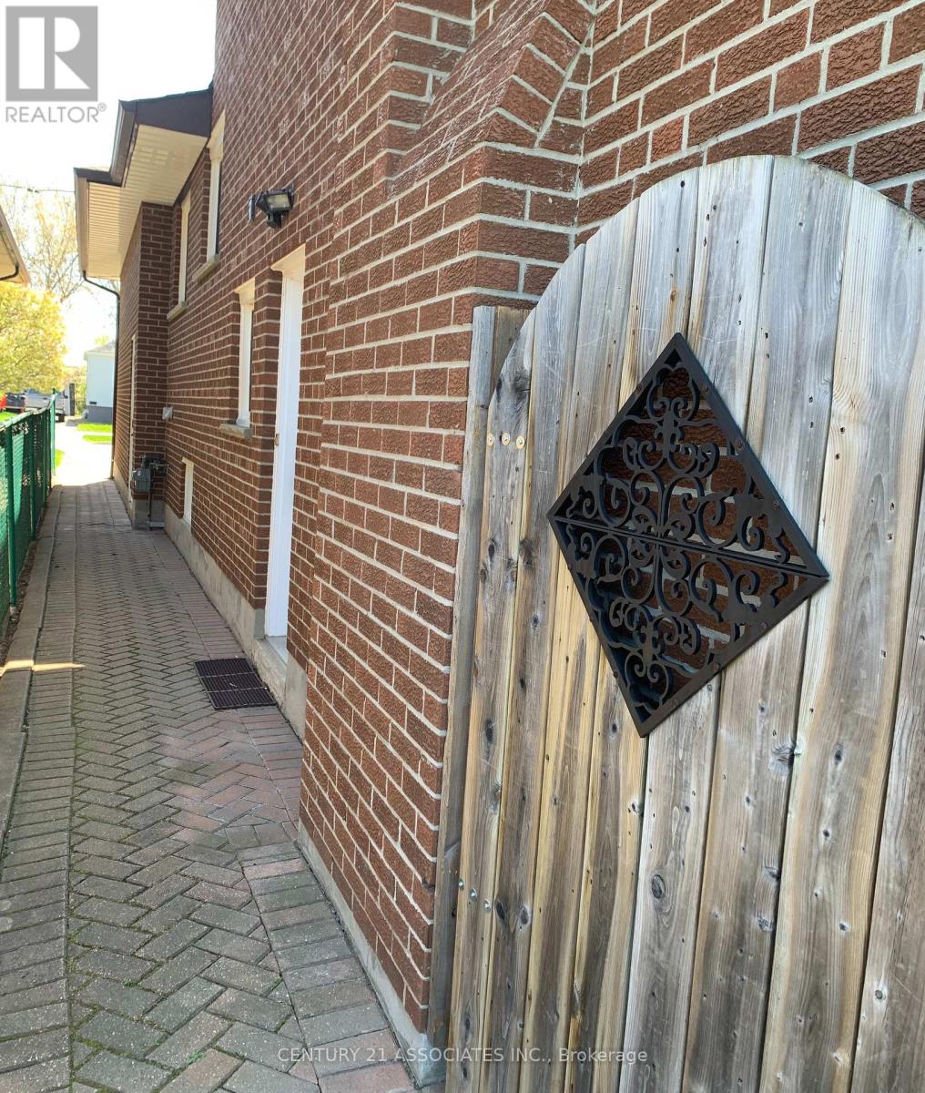 1217 Alexandra Avenue, Mississauga, Ontario  L5E 2A4 - Photo 31 - W12475265