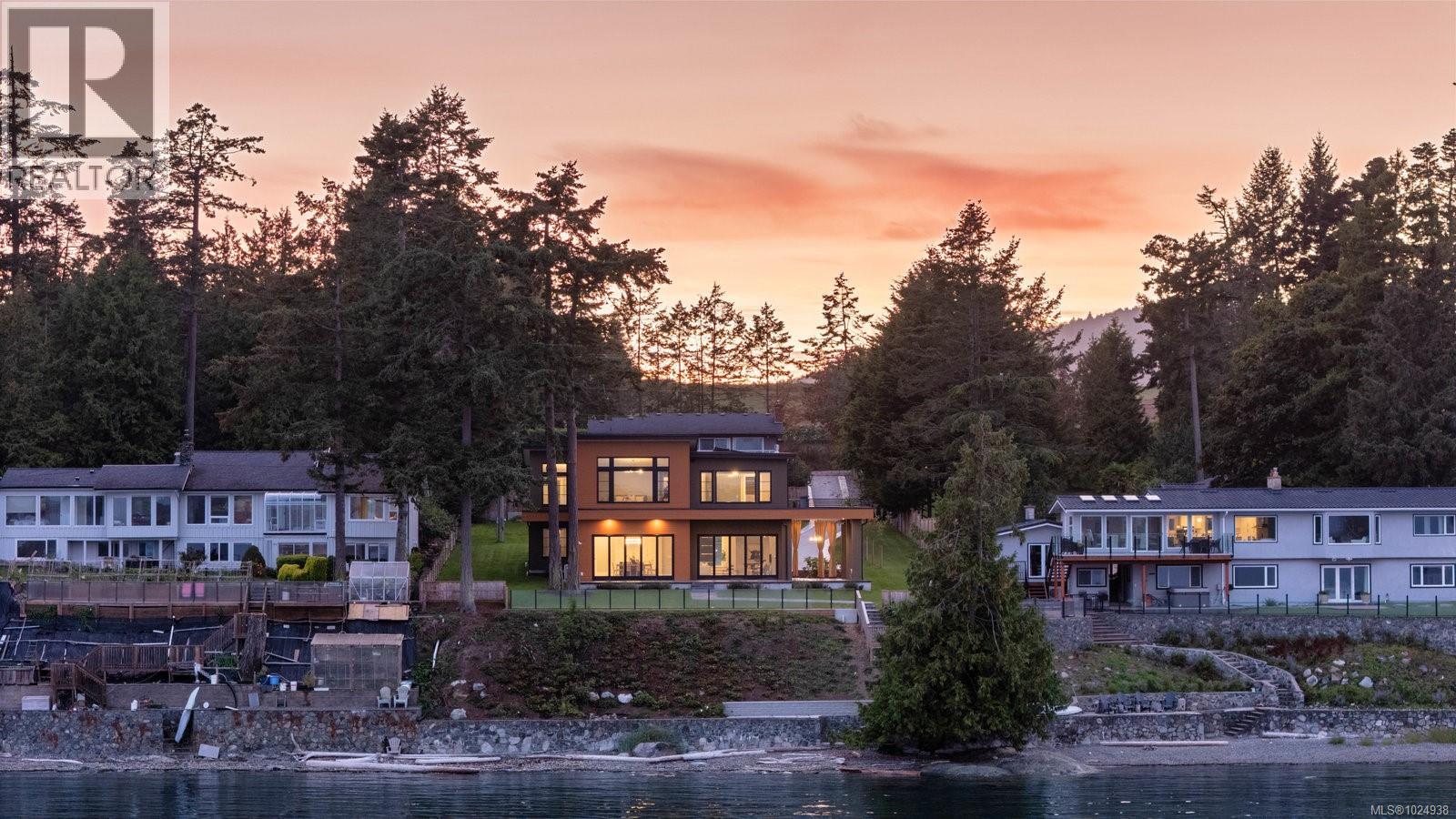 8213 Lochside Dr, Central Saanich, British Columbia  V8M 1T9 - Photo 1 - 1024938