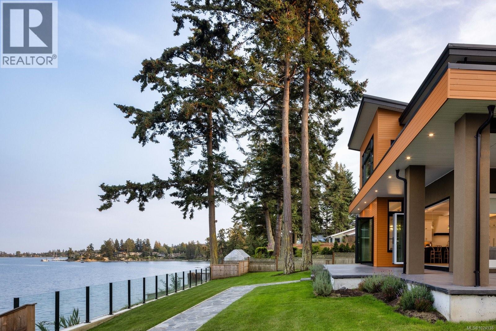 8213 Lochside Dr, Central Saanich, British Columbia  V8M 1T9 - Photo 10 - 1024938